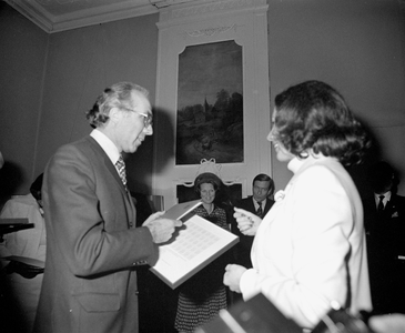 880300 Afbeelding van mw. drs. N. Smit-Kroes (staatssecretaris van Verkeer en Waterstaat) en wethouder Cees Pot van ...